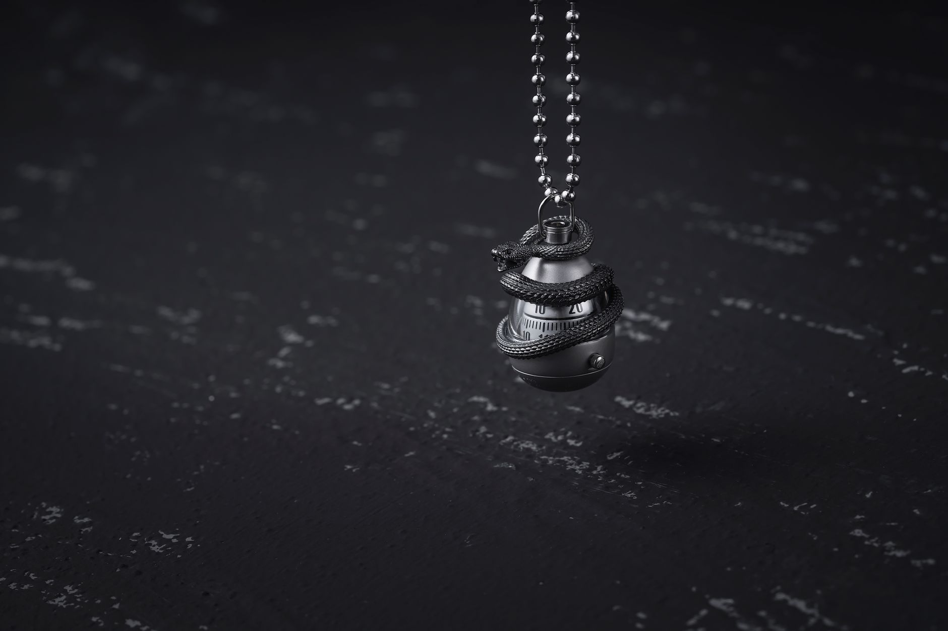 Pourquoi nos bijoux ne noircissent pas (et ne verdissent pas la peau)