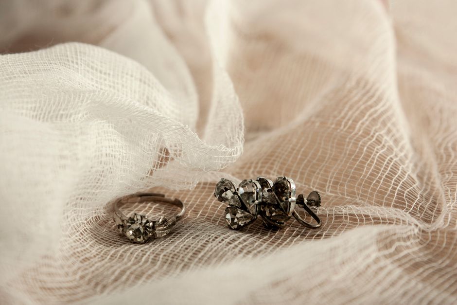 Composition de bijoux élégants, bagues, colliers et bracelets