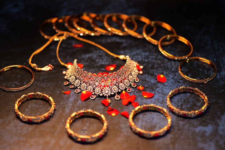 Composition de bijoux élégants, bagues, colliers et bracelets