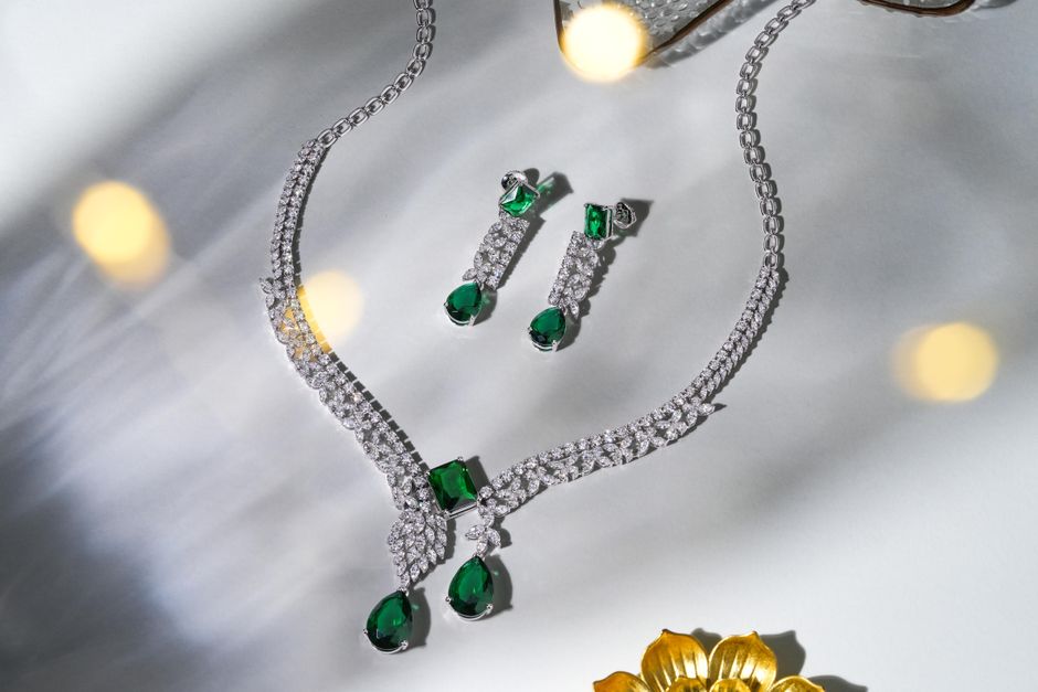Composition de bijoux élégants, bagues, colliers et bracelets